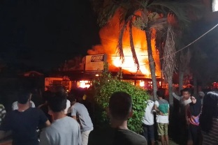 Rumah terbakar di jalan Firdaus, Kelurahan Tangkerang Labuai diduga berasal dari kompor di dapur (foto/int)